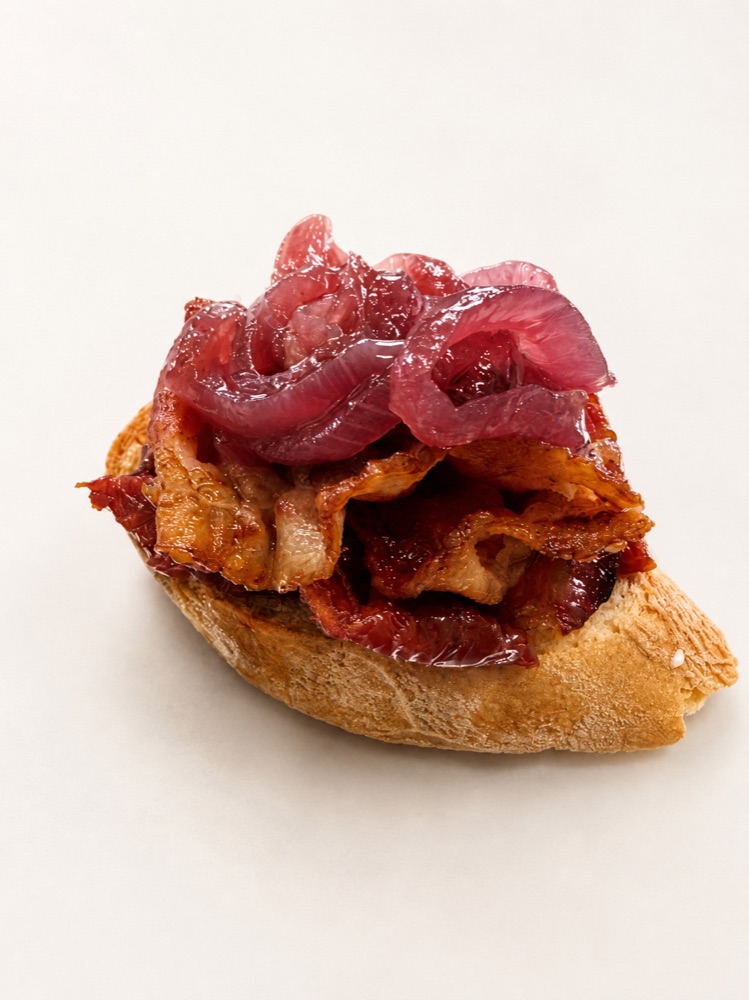 Cicchetto con pomodoro secco, bacon croccante e cipolla caramellata