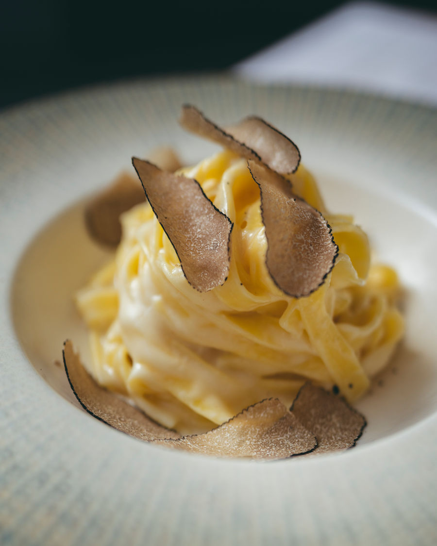 Tagliatelle al cremoso di Parmigiano Reggiano con lamelle di tartufo nero